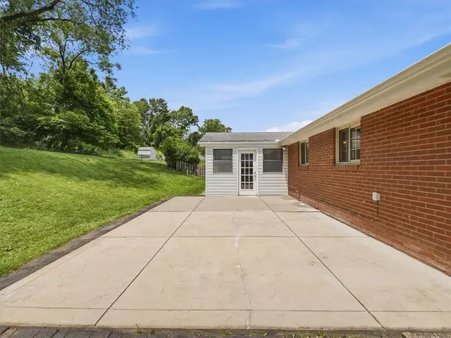 722 Redstone Dr gallery image 8