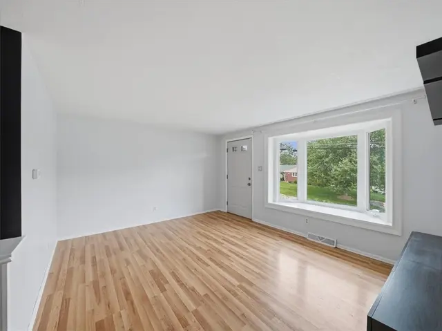 722 Redstone Dr gallery image 10