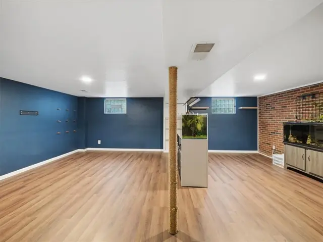 722 Redstone Dr gallery image 11