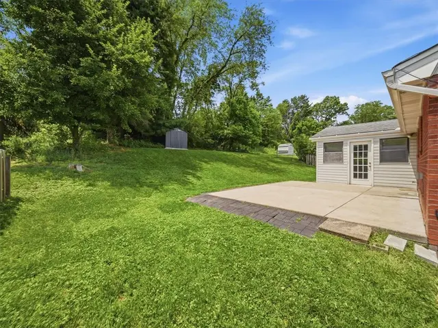 722 Redstone Dr gallery image 17