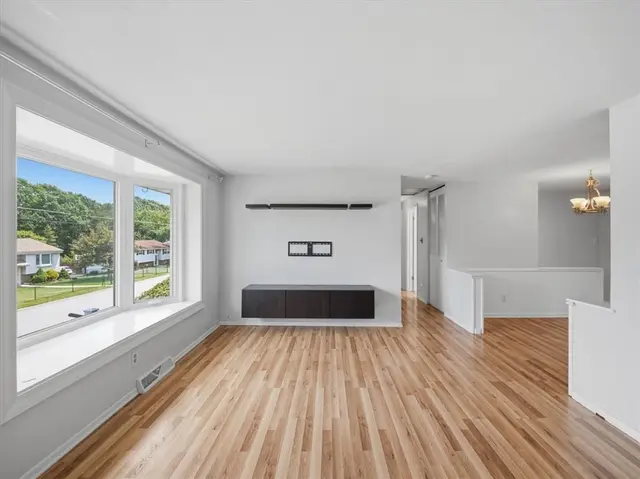 722 Redstone Dr gallery image 18