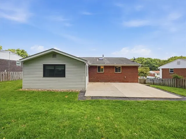 722 Redstone Dr gallery image 29