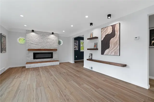 73 Grace Dr gallery image 3