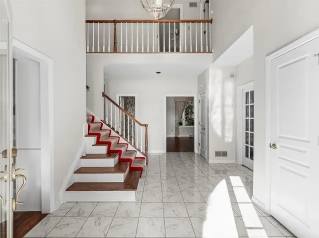 760 Stonegate Dr gallery image 2