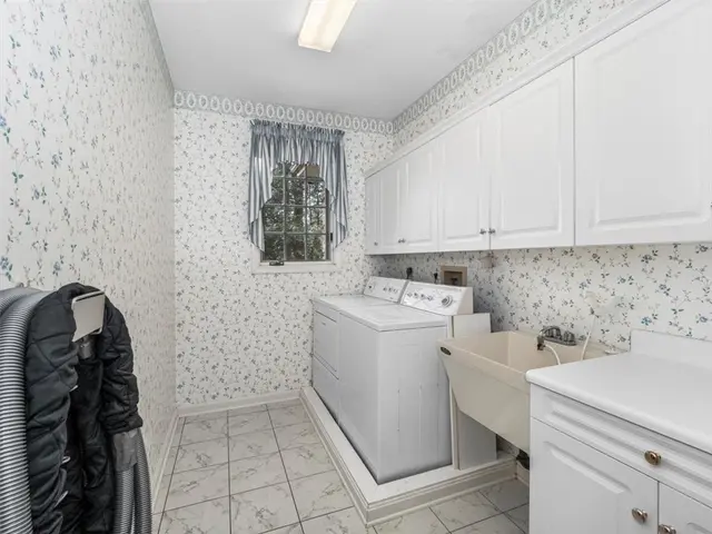 760 Stonegate Dr gallery image 5