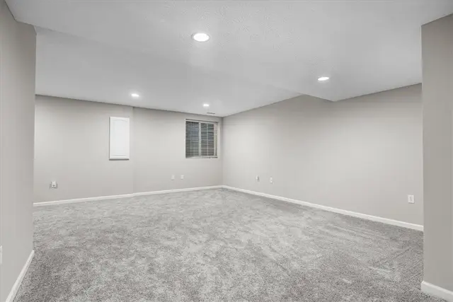781 Norwegian Spruce Dr gallery image 29