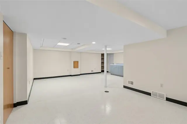 7911 Roderick Dr gallery image 9