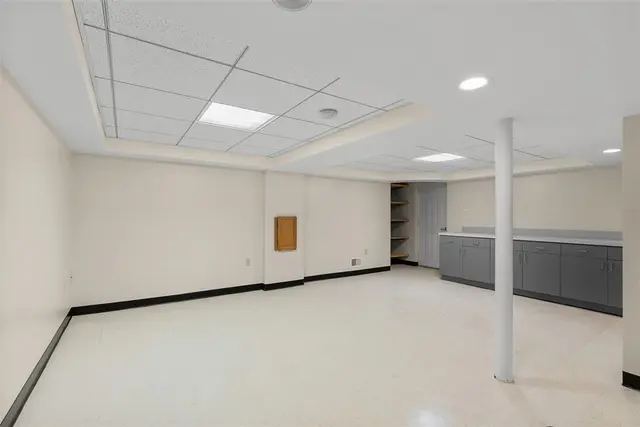 7911 Roderick Dr gallery image 32