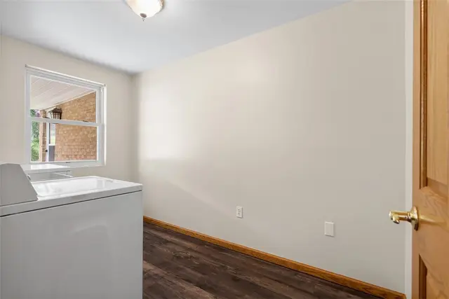 7911 Roderick Dr gallery image 39