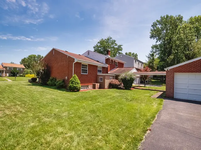 7973 Remington Dr gallery image 10