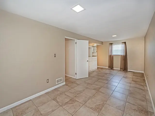 7973 Remington Dr gallery image 11