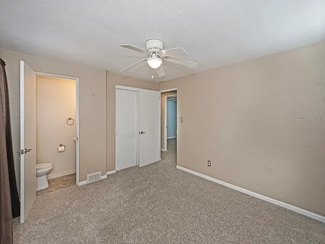 7973 Remington Dr gallery image 31