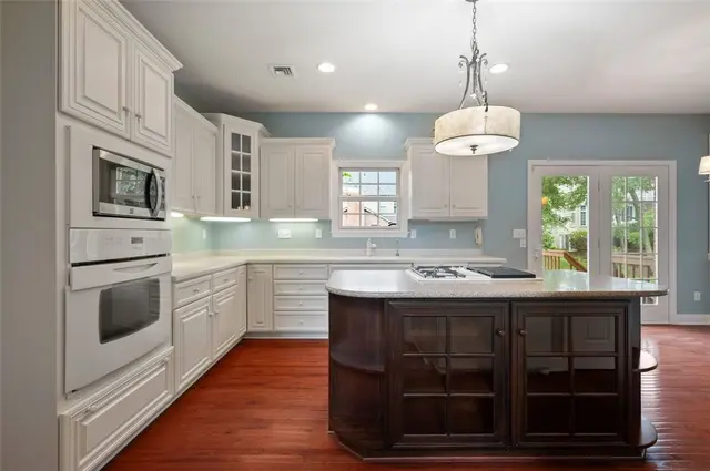 801 Huron Ct gallery image 30