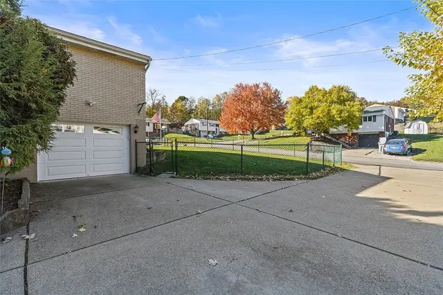 801 Redstone Dr gallery image 6