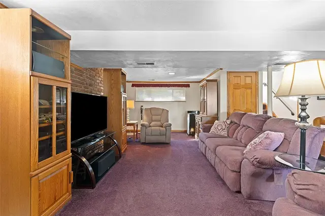 801 Redstone Dr gallery image 14