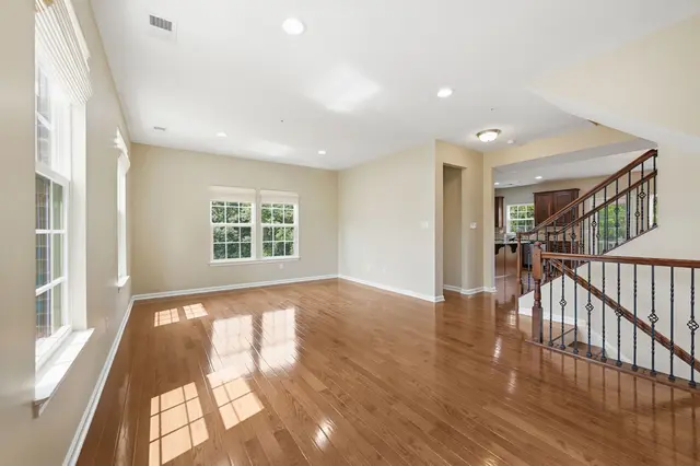 805 Pointe View Drive gallery image 4