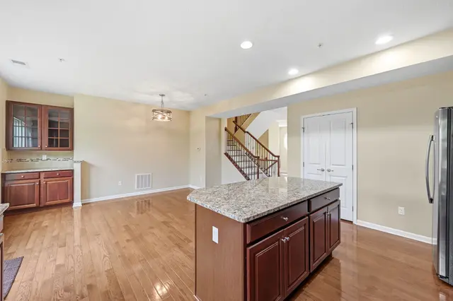 805 Pointe View Drive gallery image 38