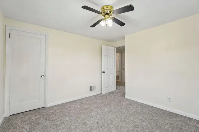 8055 Remington DRIVE gallery image 4