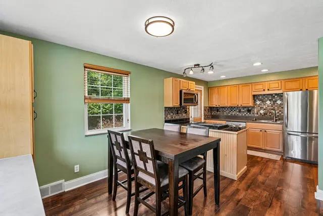 8055 Remington DRIVE gallery image 5