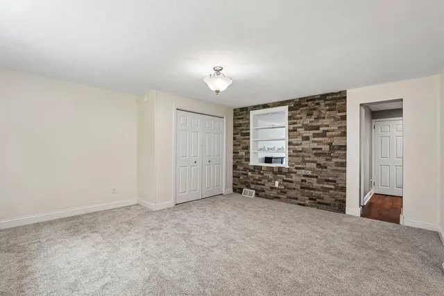 8055 Remington DRIVE gallery image 6