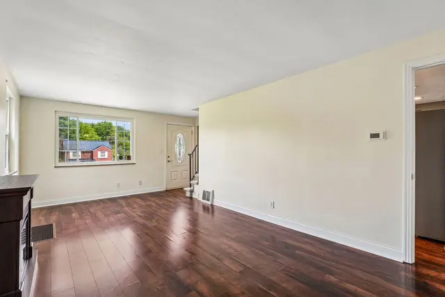 8055 Remington DRIVE gallery image 8