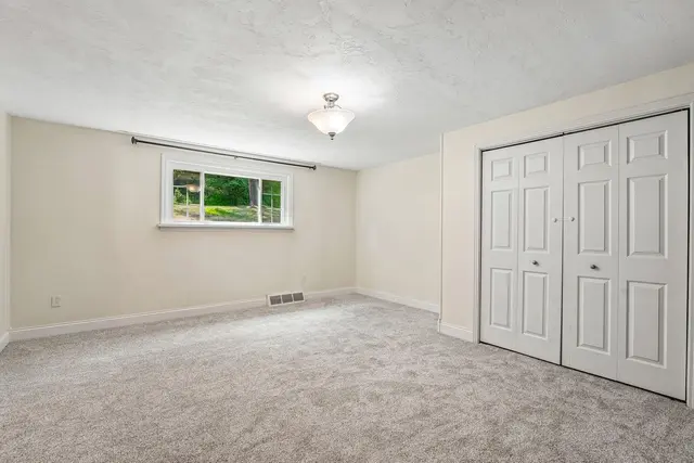 8055 Remington DRIVE gallery image 9