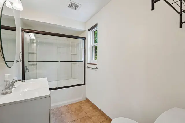 8055 Remington DRIVE gallery image 10