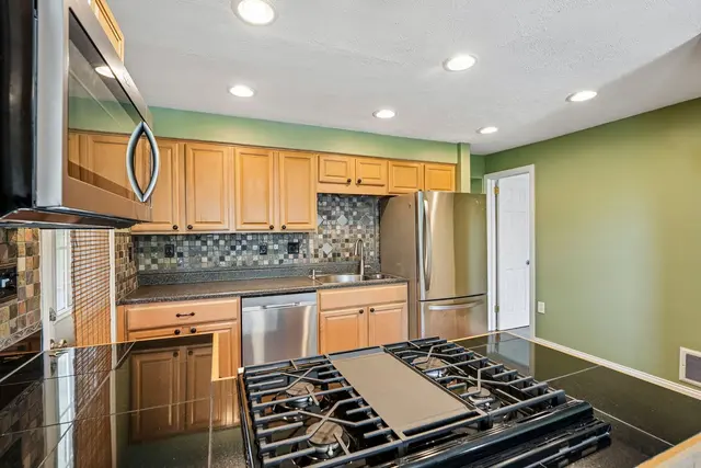 8055 Remington DRIVE gallery image 11