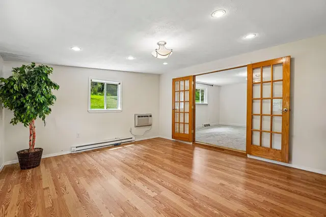 8055 Remington DRIVE gallery image 12