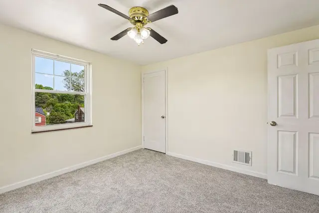 8055 Remington DRIVE gallery image 15