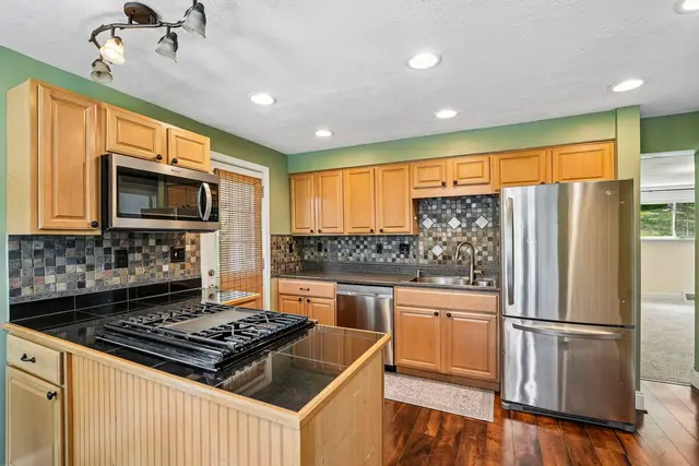 8055 Remington DRIVE gallery image 22