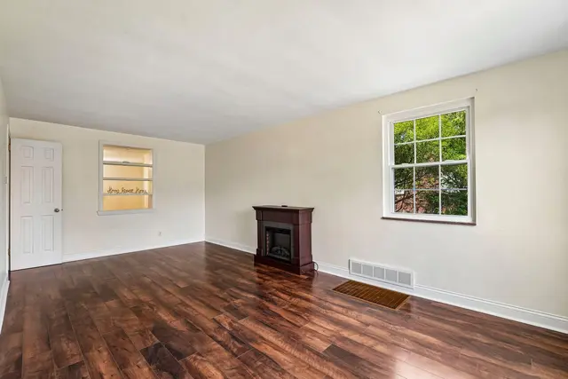 8055 Remington DRIVE gallery image 24