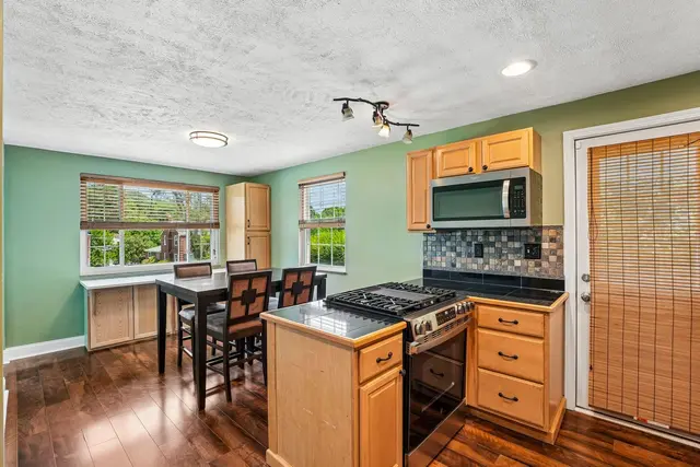 8055 Remington DRIVE gallery image 25