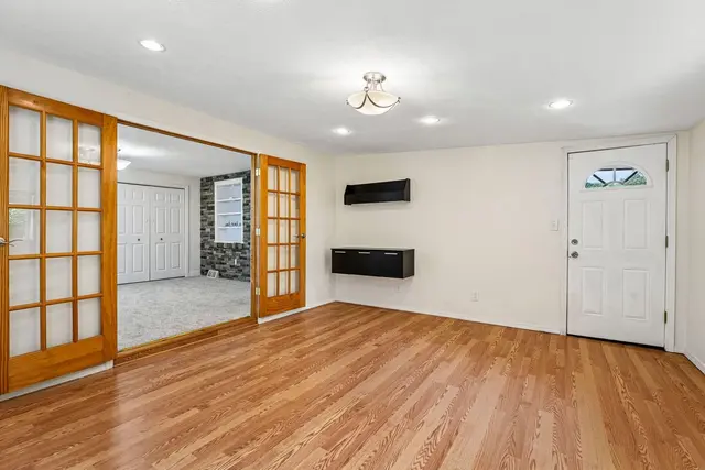 8055 Remington DRIVE gallery image 27
