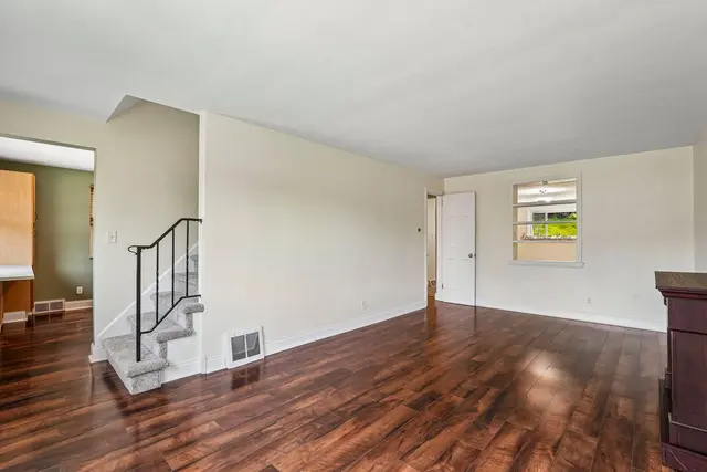 8055 Remington DRIVE gallery image 28