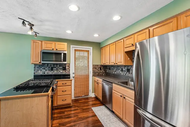 8055 Remington DRIVE gallery image 29