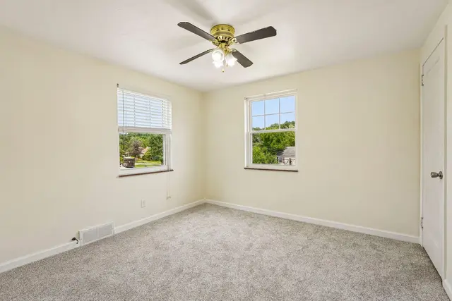 8055 Remington DRIVE gallery image 30