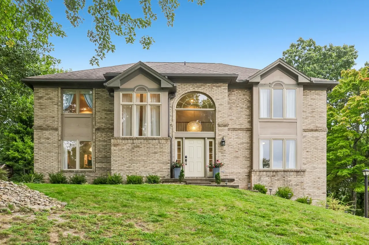 806 Oxford COURT