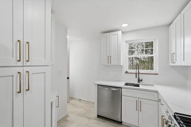 8061 Lindisfarne Dr gallery image 3