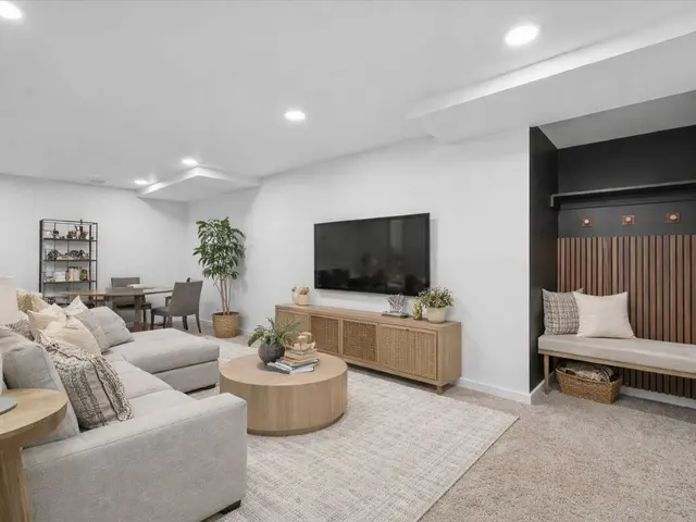 8061 Lindisfarne Dr gallery image 27