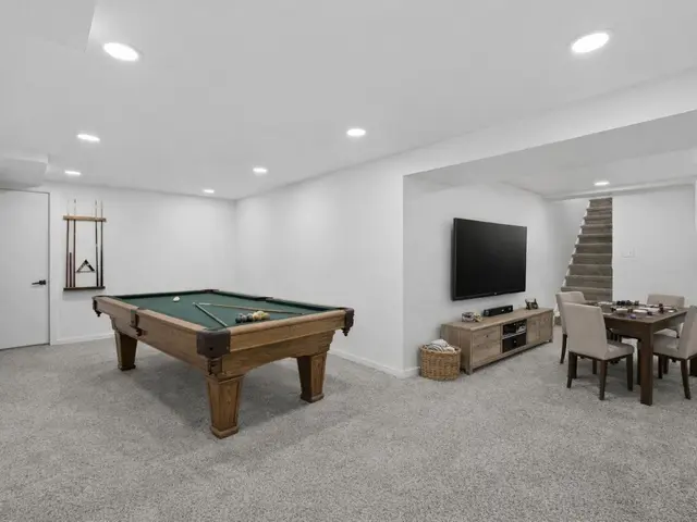 8061 Lindisfarne Dr gallery image 28