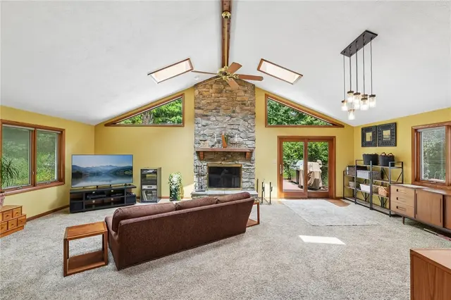 807 Hillcrest CIRCLE gallery image 6