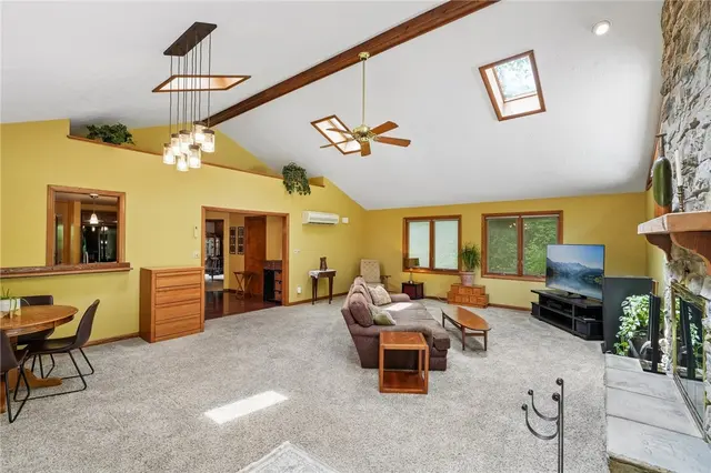 807 Hillcrest CIRCLE gallery image 12