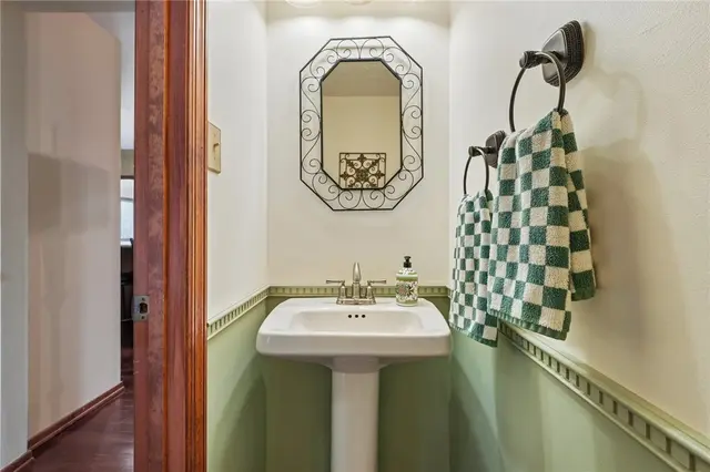 807 Hillcrest CIRCLE gallery image 25