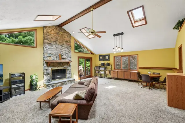 807 Hillcrest CIRCLE gallery image 31