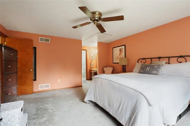 807 Hillcrest CIRCLE gallery image 34