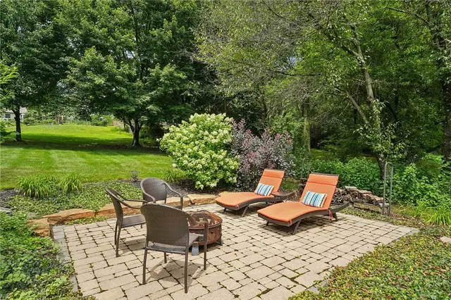 807 Hillcrest CIRCLE gallery image 35