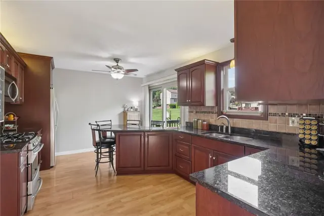 808 Glendale Court gallery image 12