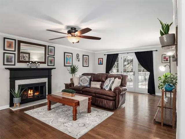 8084 Dormar Ct gallery image 4