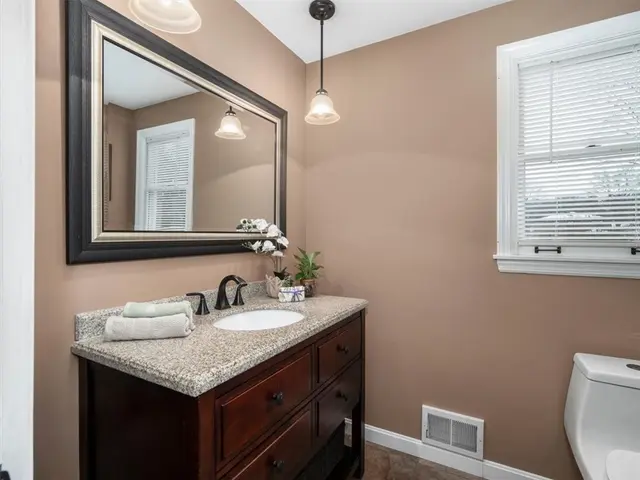 8084 Dormar Ct gallery image 17
